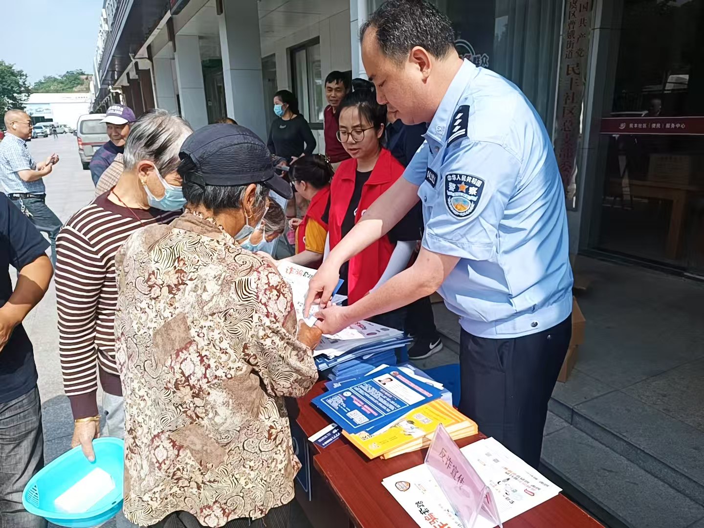 曹娥派出所在曹娥社区对辖区居民开展“打瑶”整治专项宣传